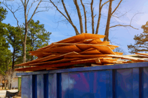 Déchets de rénovation déposés dans un conteneur en fin de chantier