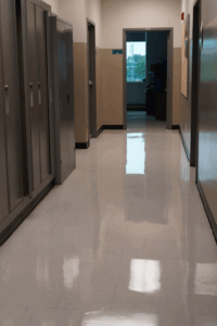 Plancher en tuiles de vinyle propre dans un corridor d’école dans un corridor d’école