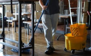 Entretien ménager professionnel dans un restaurant – plancher de cuisine nettoyé et salle à manger prête à accueillir les clients