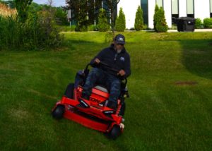 Entretien paysager professionnel en copropriété au Québec, tonte de pelouse, arbustes et éclairage extérieur.