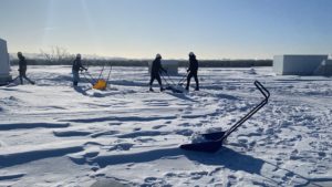 Intervention de déneigement de toiture ponctuelle sur un bâtiment commercial en période hivernale