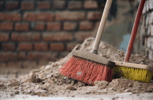 Poussière dans un chantier en rénovation, un risque pour la santé des travailleurs.