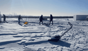 Intervention de déneigement de toiture ponctuelle sur un bâtiment commercial en période hivernale