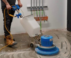 Récurage professionnel d’un plancher dans un bâtiment institutionnel.