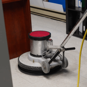 Récurage professionnel d’un plancher dans un bâtiment institutionnel.